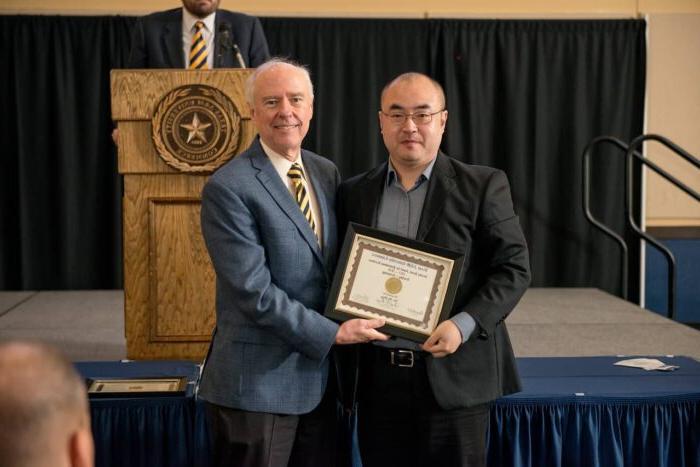 Dr. Bo Han receiving Award