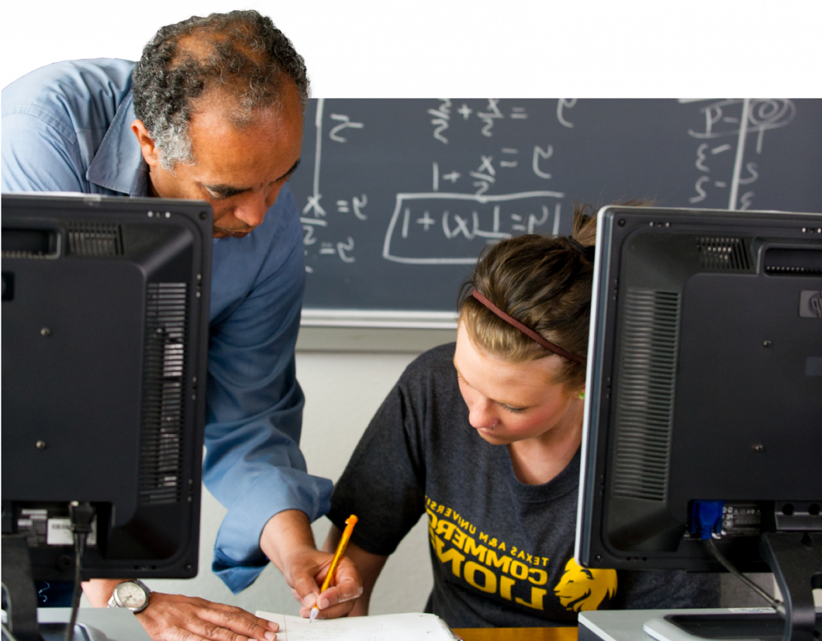 一位数学教授在计算机实验室向学生解释.